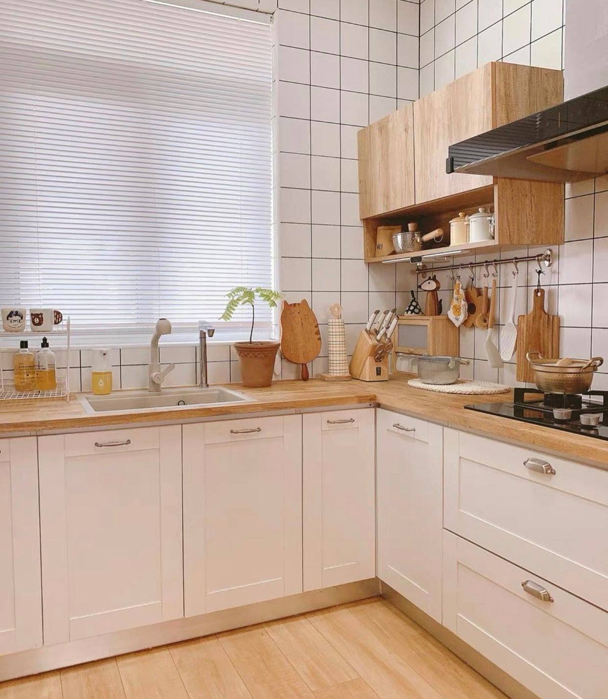 DECOR CĂN BẾP ẤM CÚNG CÙNG TONE MÀU TRẮNG - NÂU GỖ